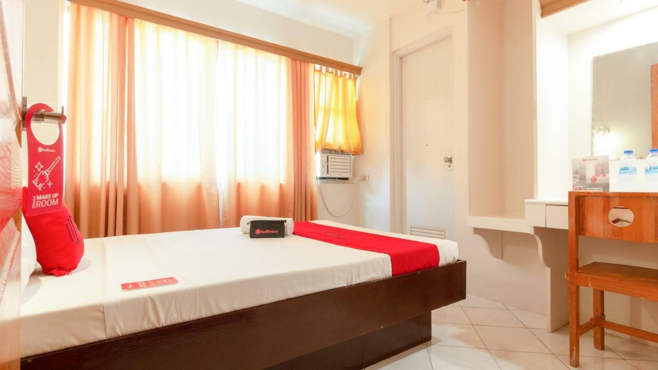Hotel RedDoorz @ Paterno Street Tacloban Exterior foto