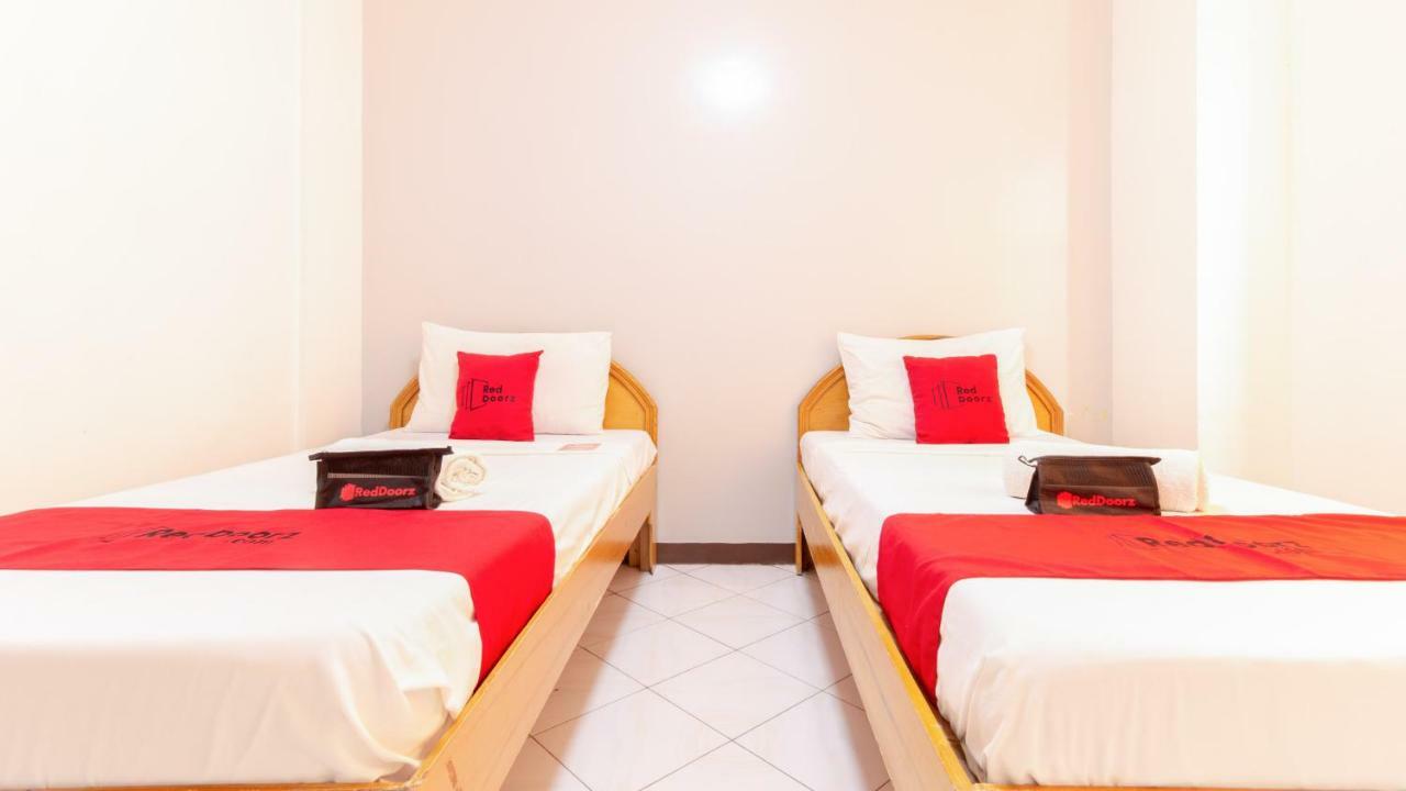 Hotel RedDoorz @ Paterno Street Tacloban Exterior foto